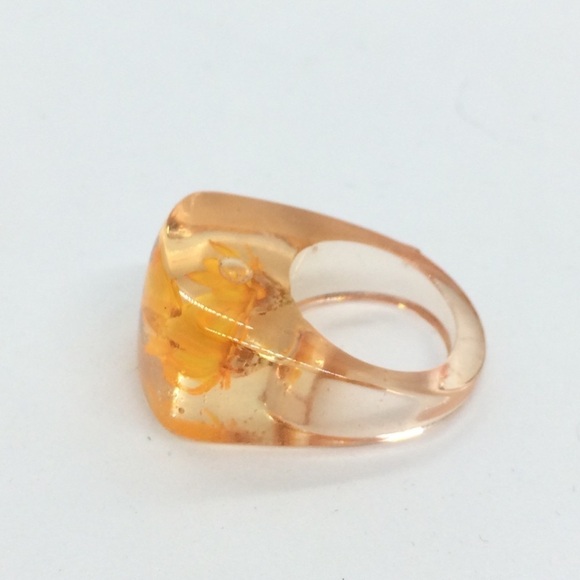 3/$30 VINTAGE PLASTIC CLEAR LUCITE PEACH ORANGE EMBEDDED FLOWER RING SIZE 4.75 - Picture 4 of 12